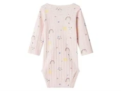 Lyserød  hulmønsteret body medprint af regnbuer, sole, hjerter og blomster fra Name It 13241099 light lilac bagfra